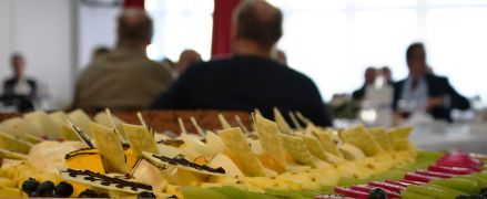 „Essen mit Obdachlosen Symbolfoto“: Festessen für Obdachlose im Helene-Weber-Berufskolleg